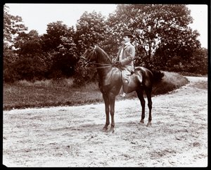 Retrato de Otto Kahn posou em um cavalo no caminho de freio no Central Park, Nova York, 1907 (impressão de gelatina de prata)